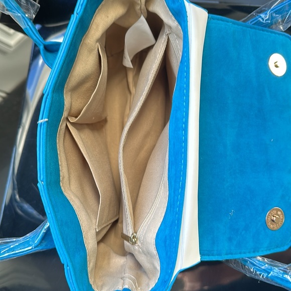 Just gorgeous 9X6 inches hand bag . - Picture 4 of 7